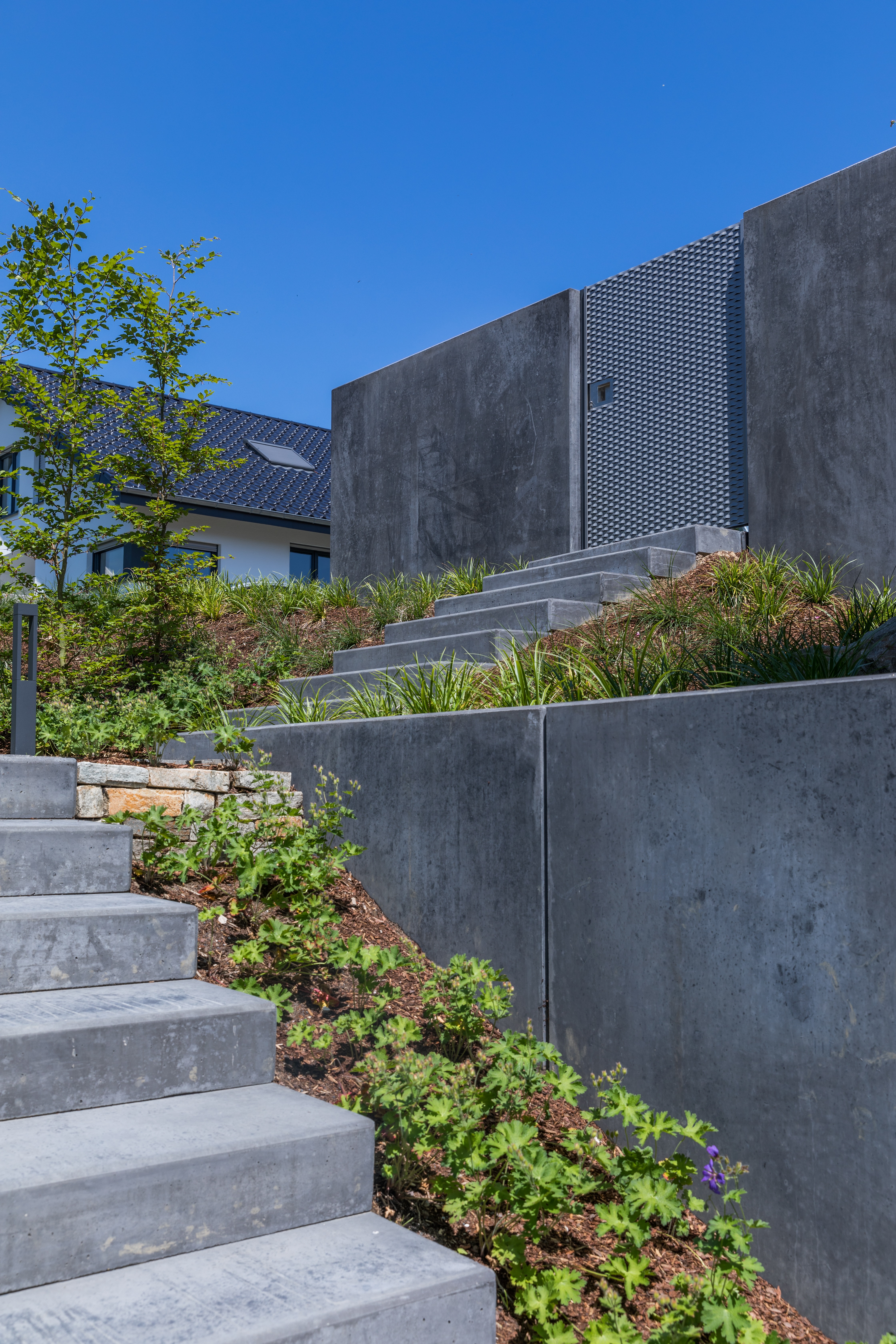 Treppen aus dunklem Beton