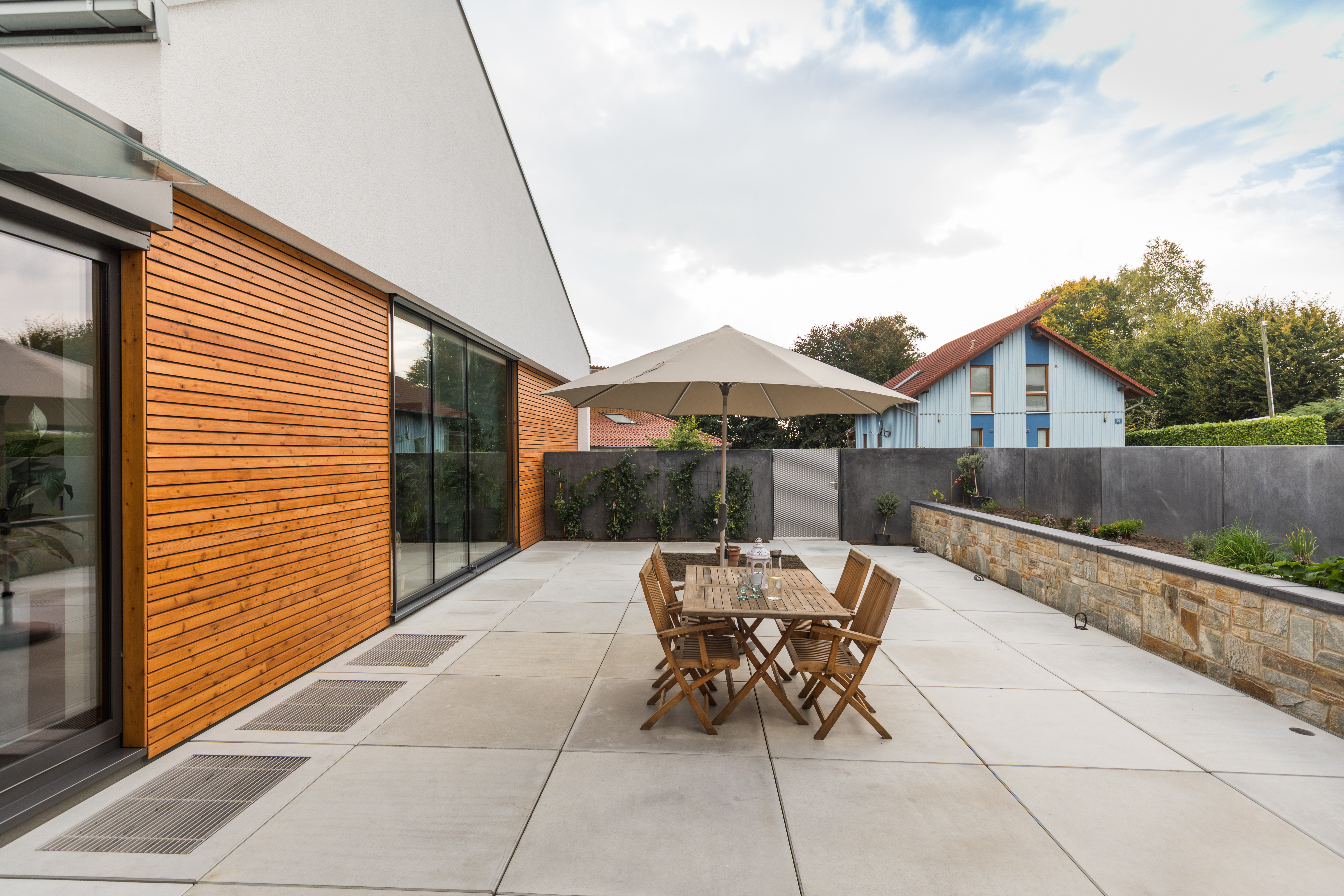 Terrasse mit Betonplatten