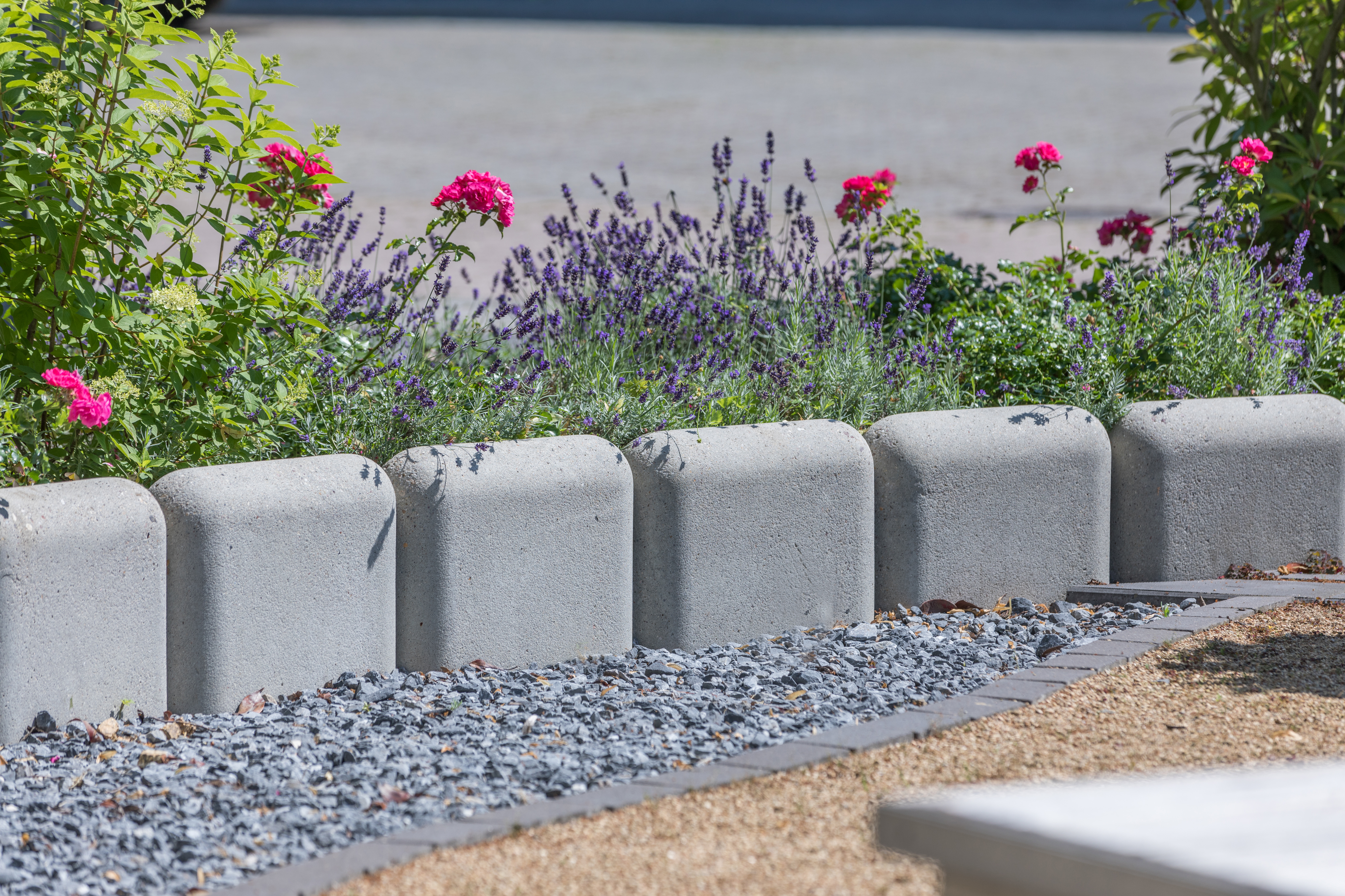 Blumenbeet mit Betonsteinen