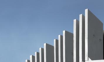 Betonteile vor blaume Himmel