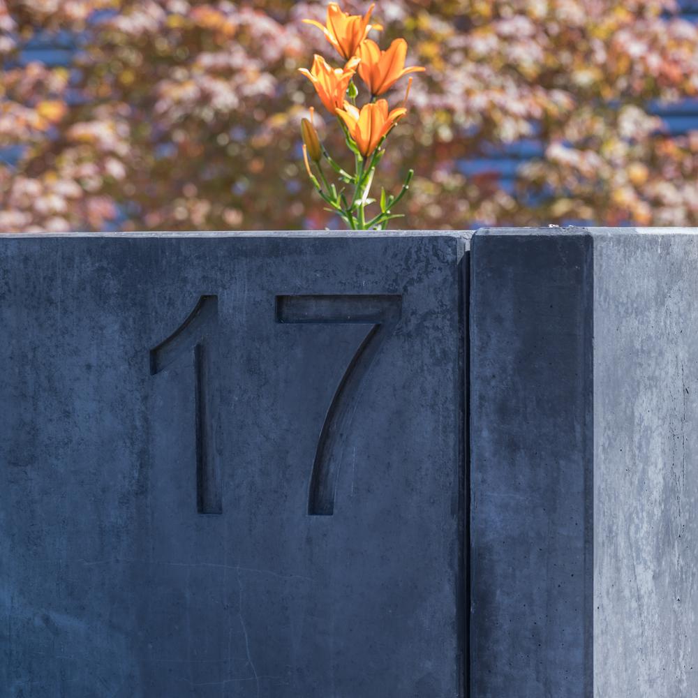 Hausnummer 17 in dunkler Betonplatte