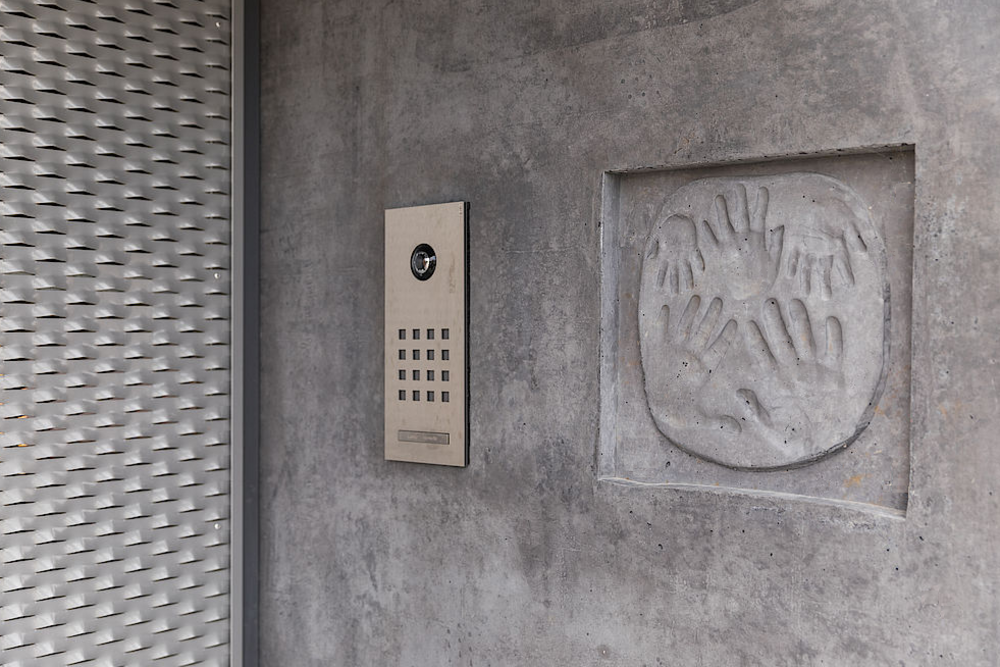 Betonwand mit Handabdrücken