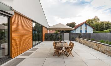 Blick auf eine Terrasse mit Sitzgruppe