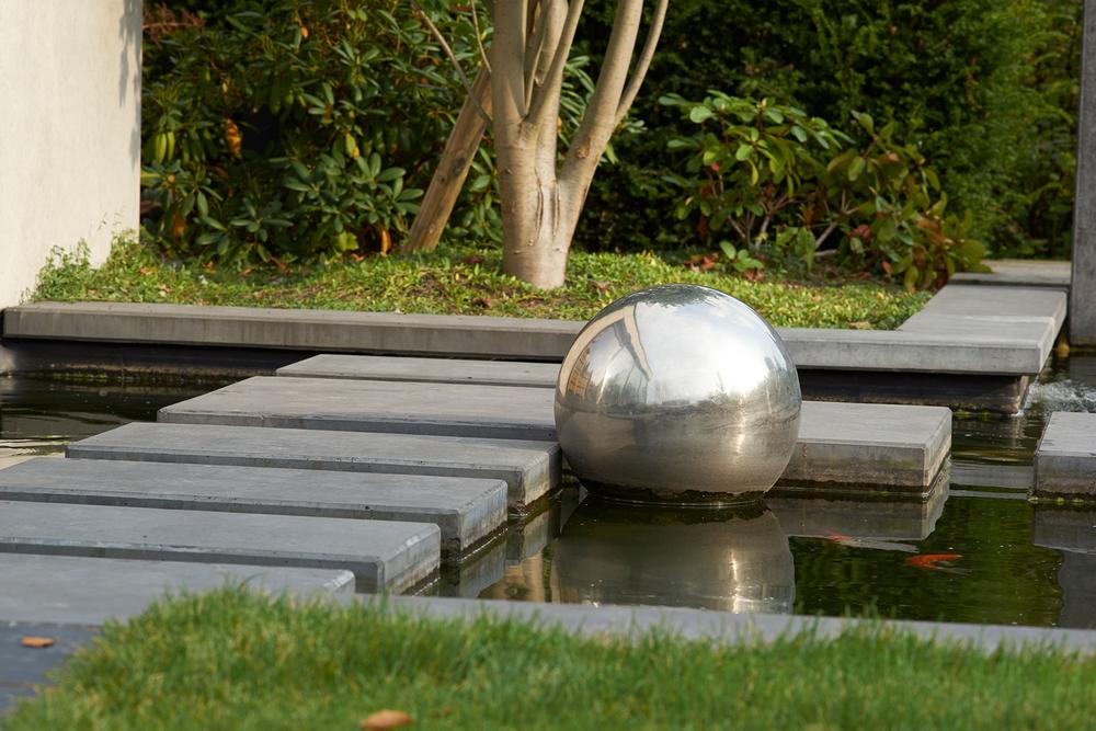 Teich mit Betontrittsteinen