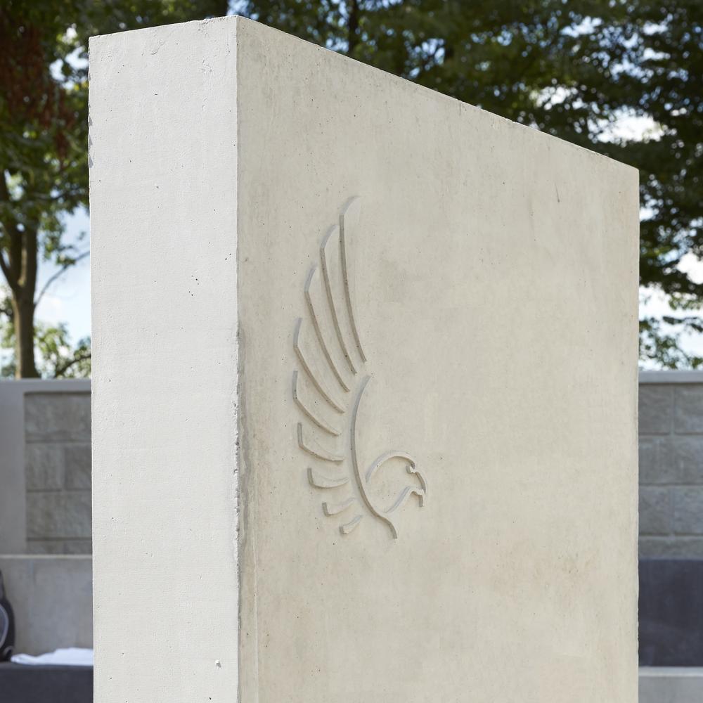 Beton-Stele mit Relief eines Flügels