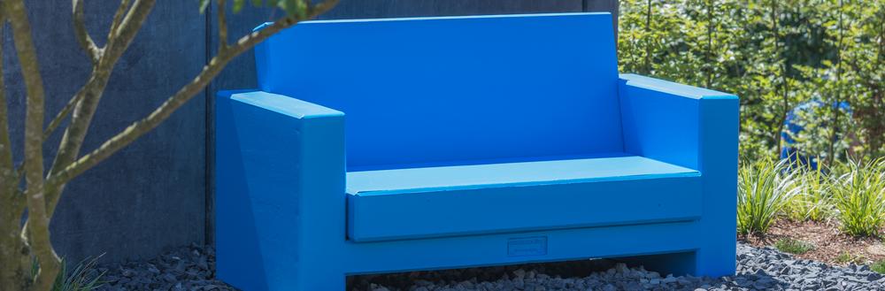 blaues Betonsofa