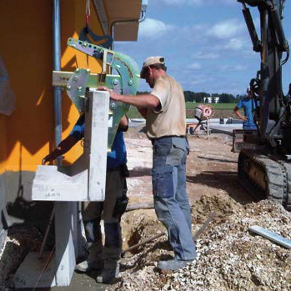Arbeiter beim Positionieren einer Winkelstütze auf einer Baustelle