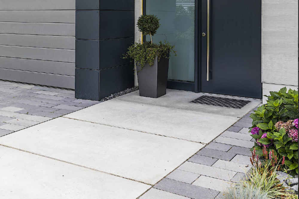 Hauseingang mit Betonplatten