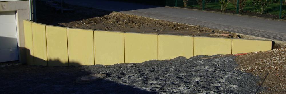 Farbe Gelb gelb gestichene Winkelstützen an einer Garageneinfahrt