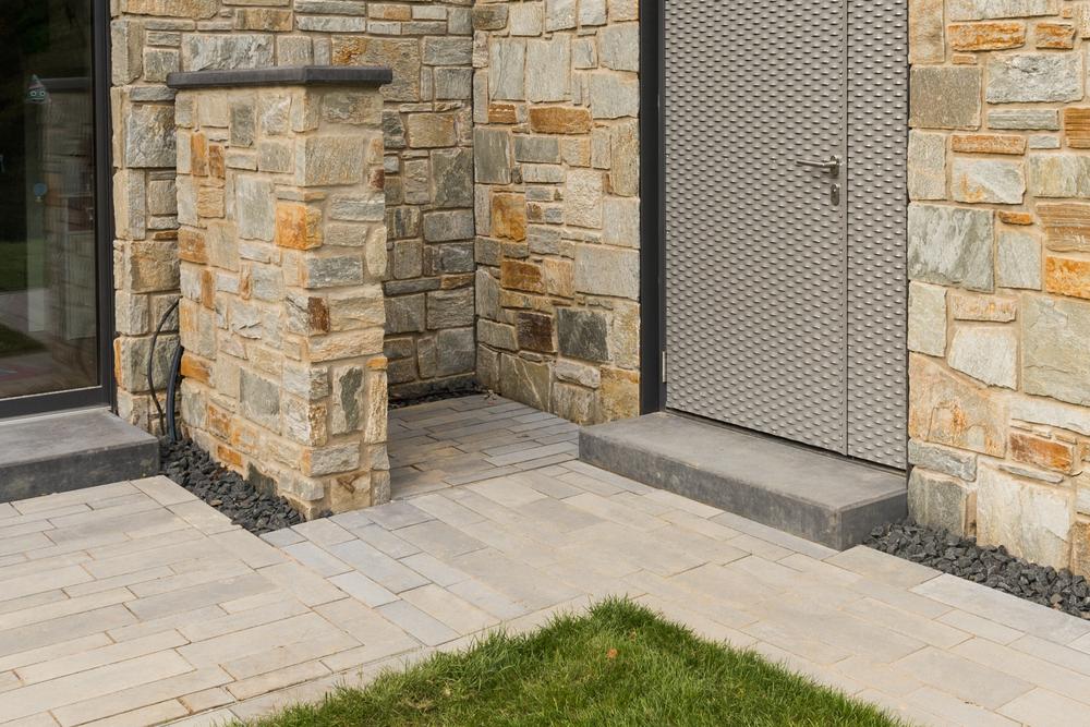 Podest vor einer Metalltür