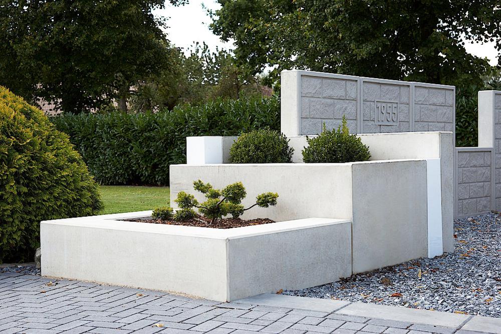 Blumenkübel in verschiedenen Höhen