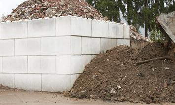 Ecke aus Betonblöcken mit Bauschutt