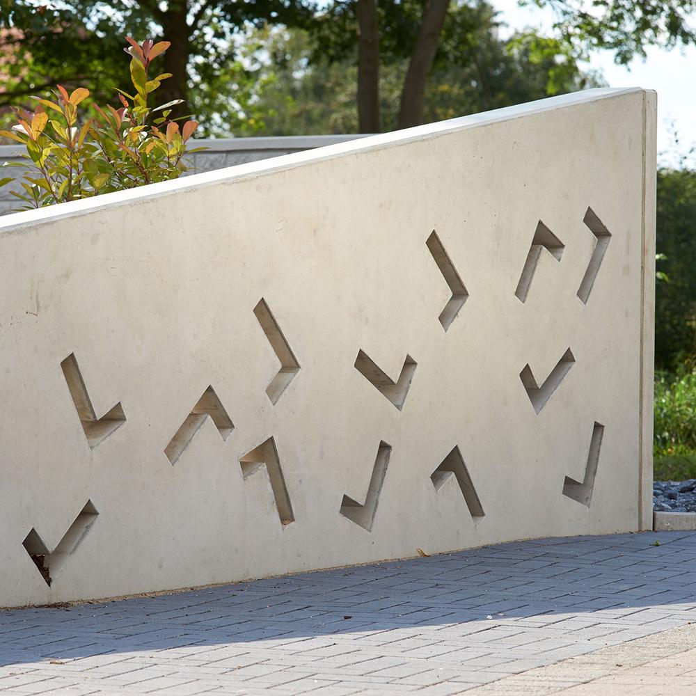 schräge Winkelstütze mit Aussparungen