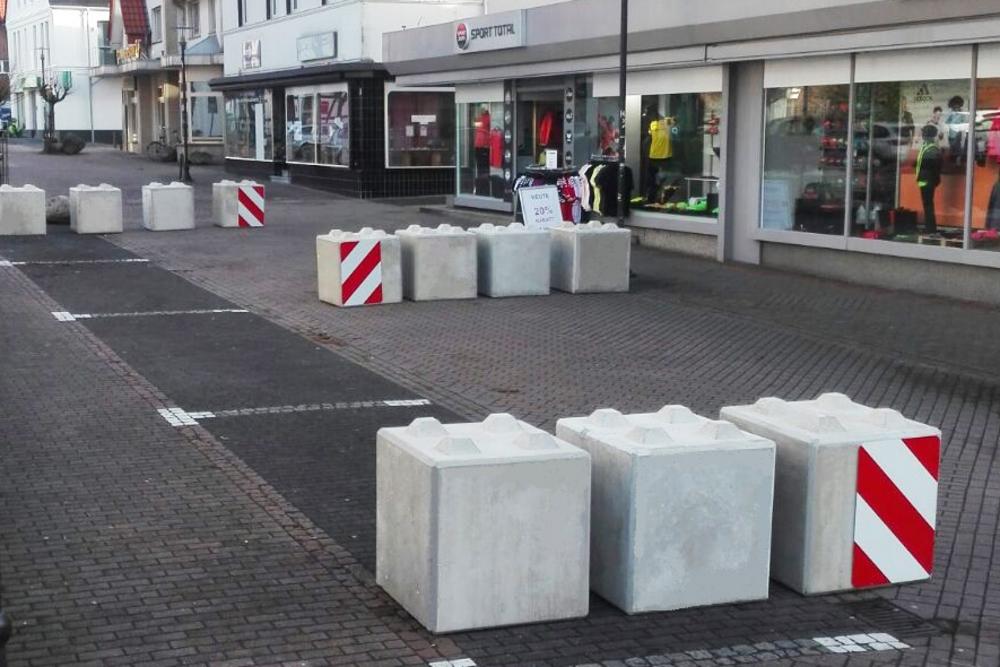 Betonblöcke als Straßensperren