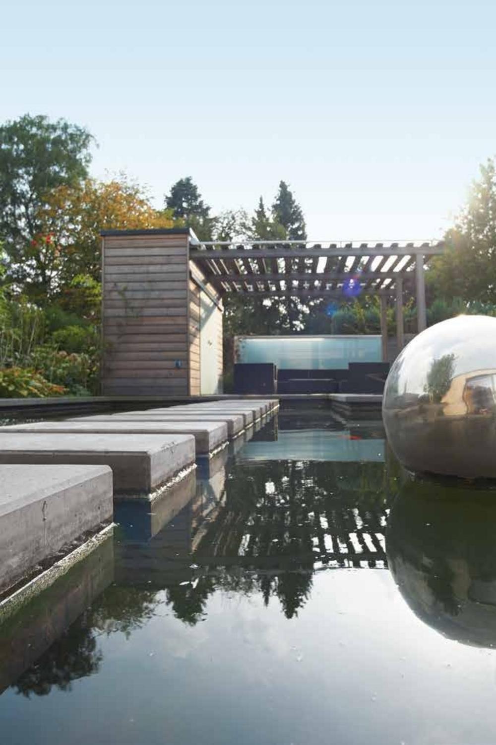 Tech mit Betonelementen