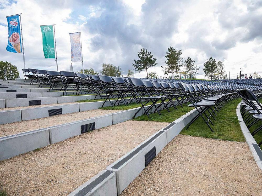 Winkestützen in einer Zuschauertribüne