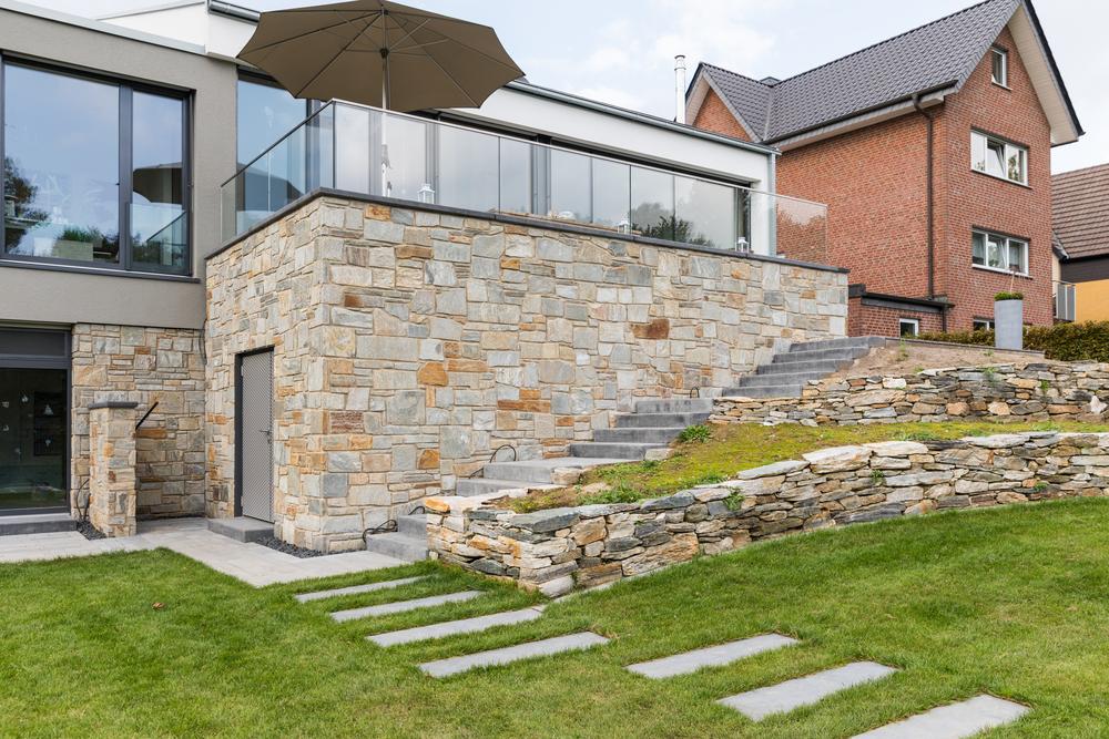 Betonplatten in Rasen