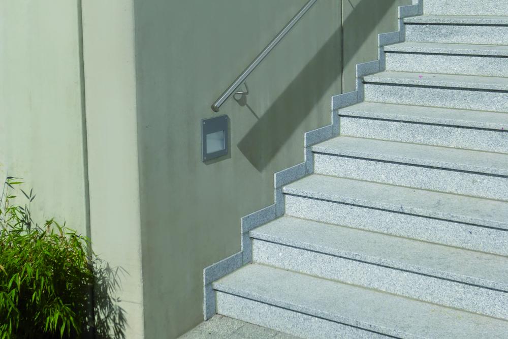 Treppe mit Beleuchtung in Betonwand