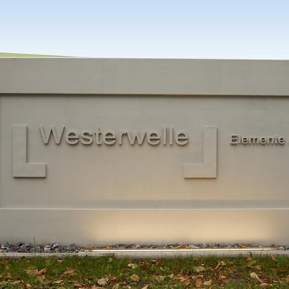 Betonwand mit Westerwelle-Schriftzug beleuchtet