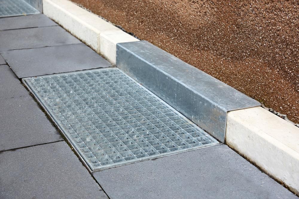 Metallgitter im Beton-Pflaster