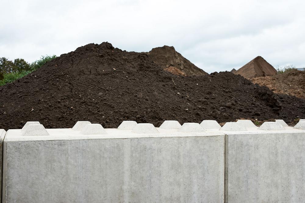 Betonblöcke als Silomauer