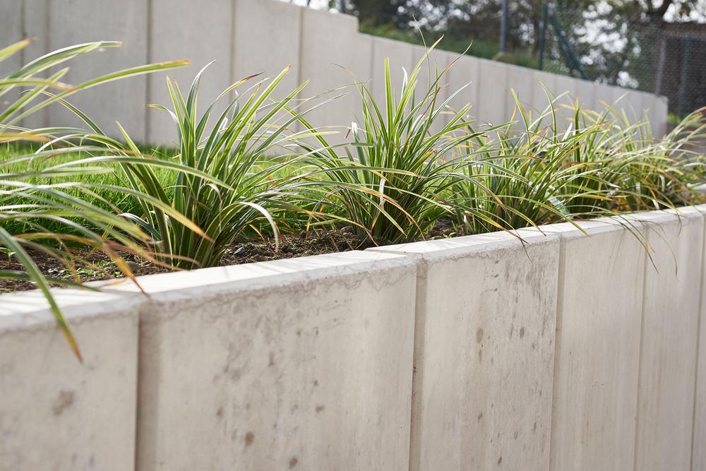 Detail: Kante mit mehreren Beton-Winkelstützen